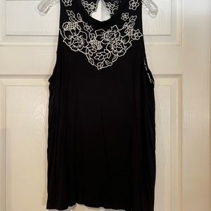 Torrid embroidered keyhole back top